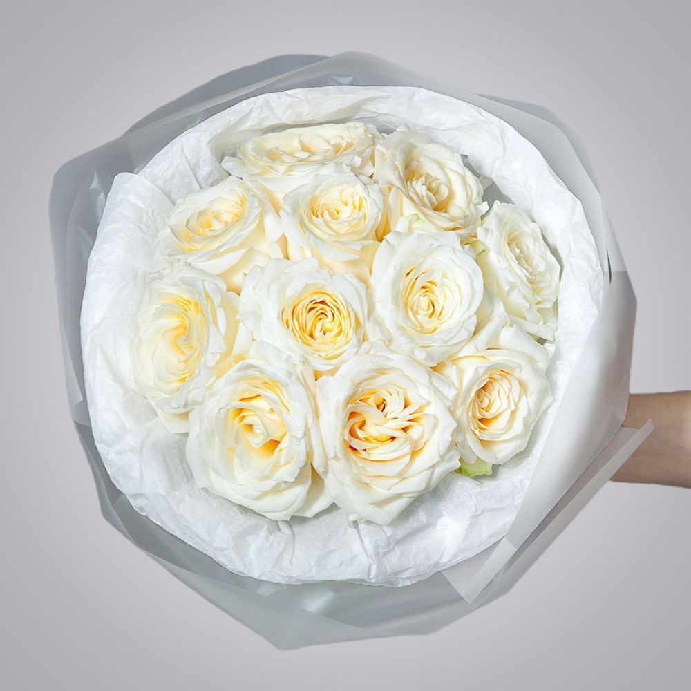 монобукет из 11 пионовидных роз "candlelight" в белой упаковке с тишью 