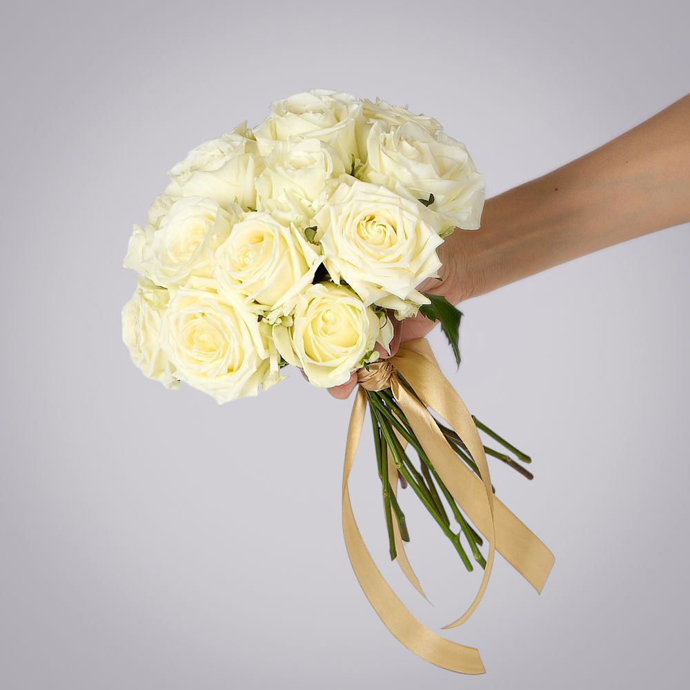монобукет из 15 белых роз россия под ленту 