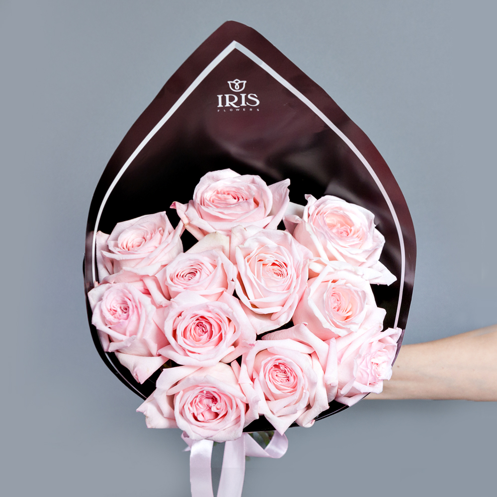 букет из 11 роз pink o`hara в черном крафте 