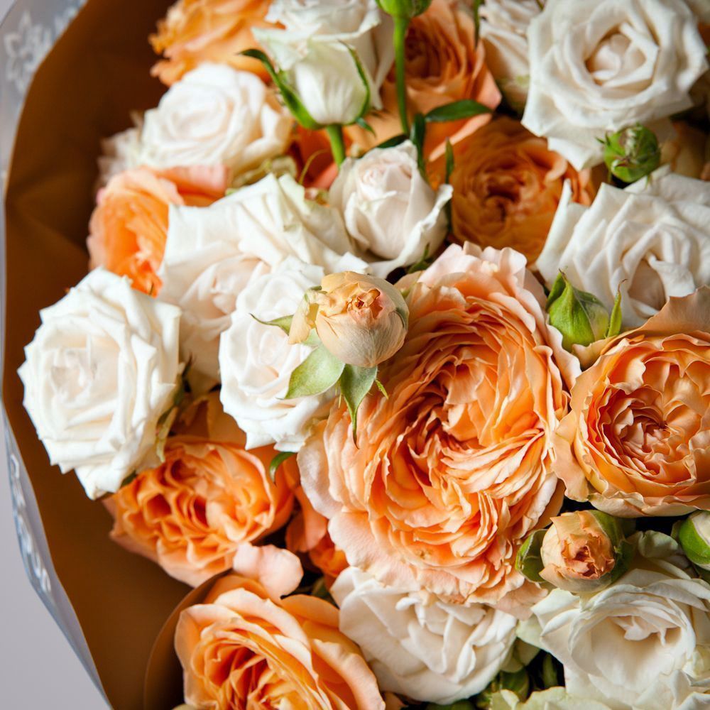 монобукет 15 кустовых роз в упаковке с тишью 