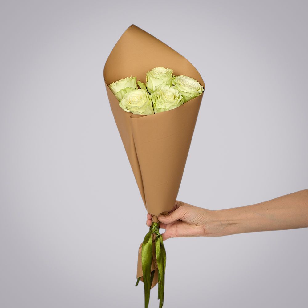 монобукет из 5 пионовидных роз "lemonade" в упаковке 