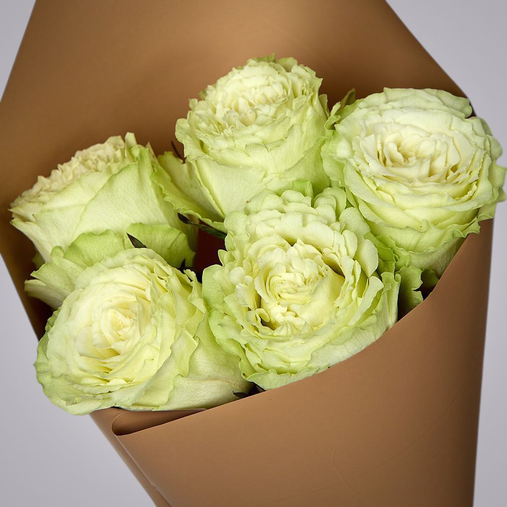 монобукет из 5 пионовидных роз "lemonade" в упаковке 