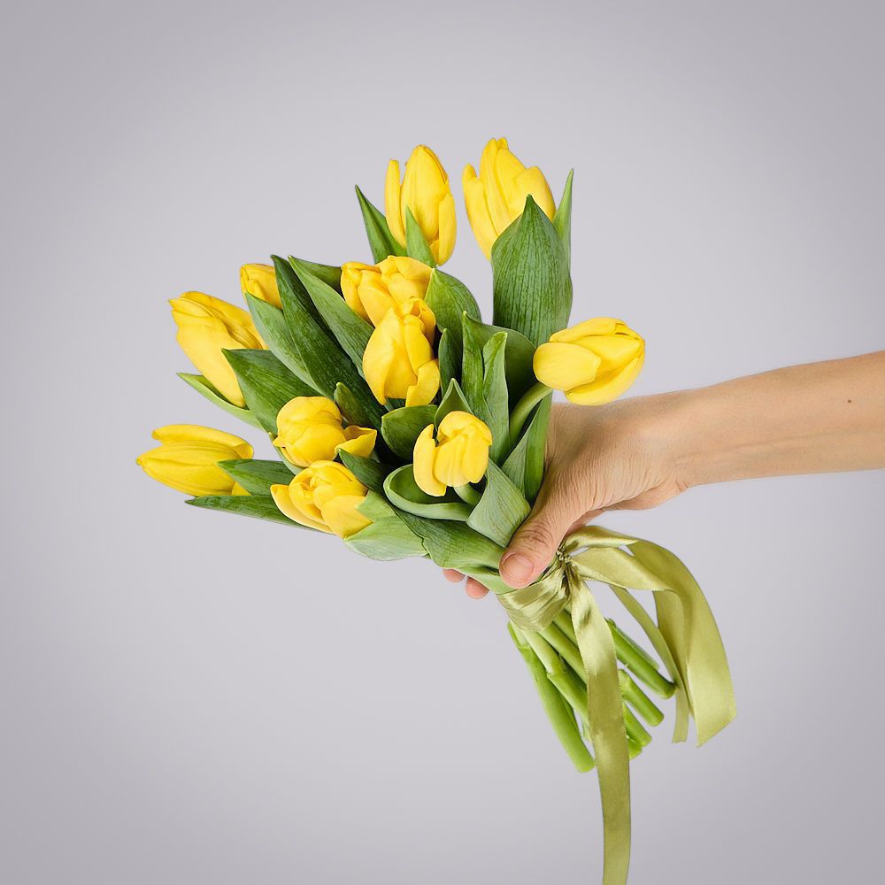 монобукет из 11 желтых тюльпанов под ленту 