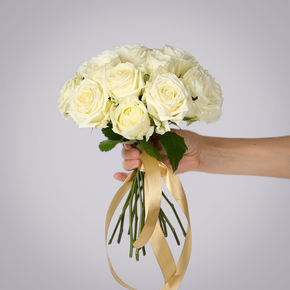 монобукет из 15 белых роз россия под ленту 