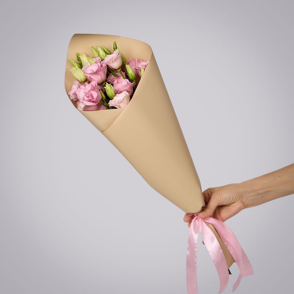 монобукет из 5 розовых лизиантусов в упаковке 