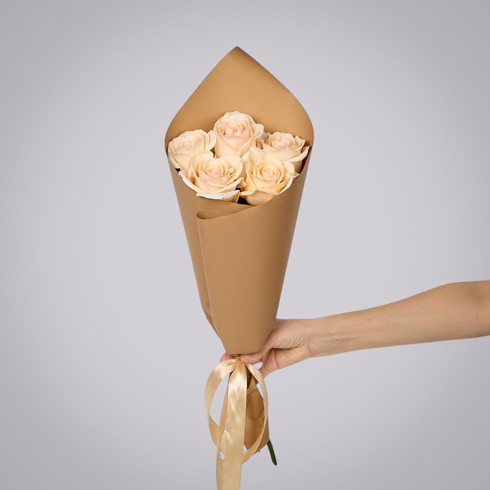 монобукет из 5 роз “favourite” в упаковке 