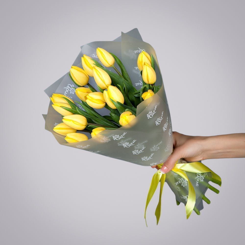 монобукет из 17 желтых тюльпанов в упаковке 