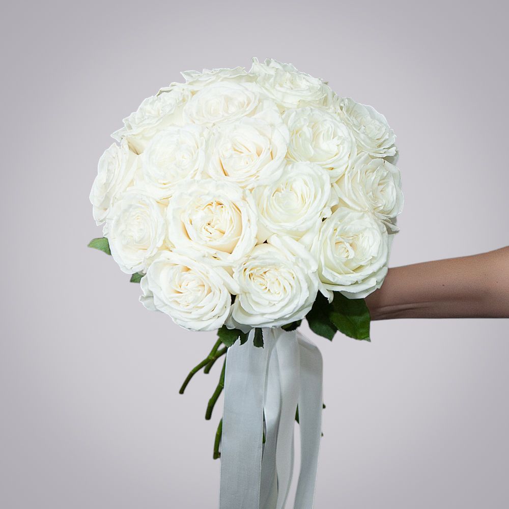 монобукет 17 пионовидных роз "playa blanca" под ленту 