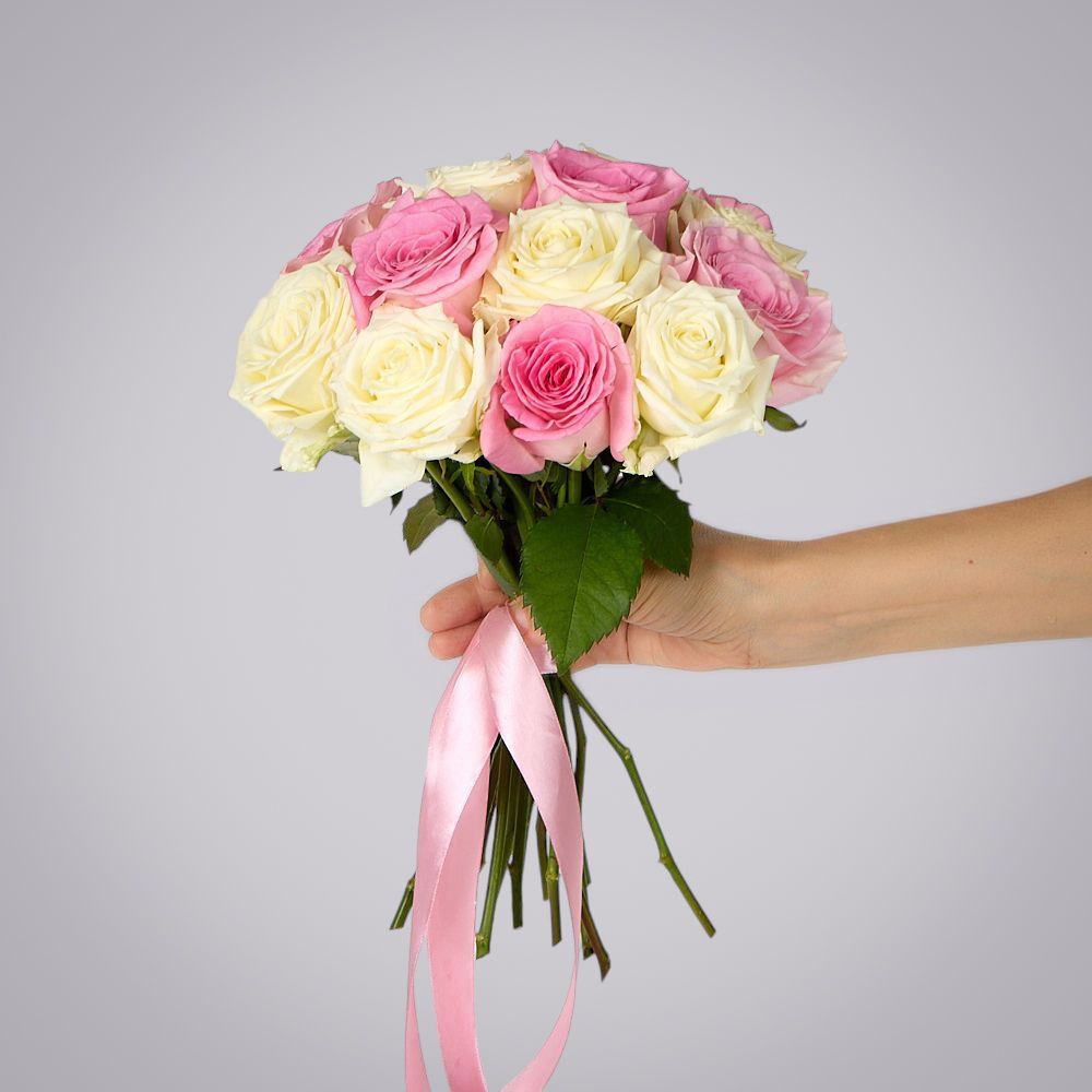 монобукет бело-розовый микс из 15 роз россия под ленту 1 