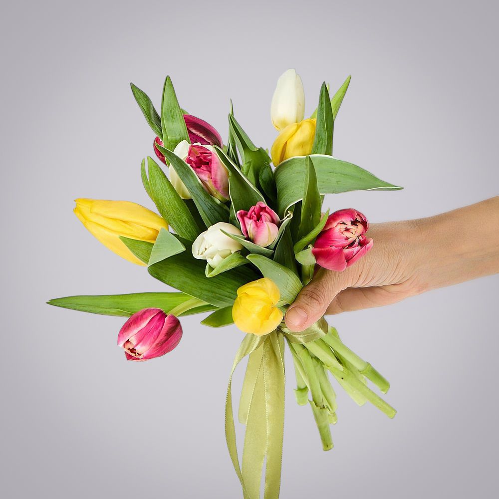 монобукет из 11 тюльпанов микс под ленту 
