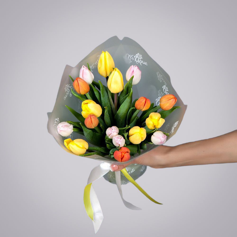 монобукет из 17 тюльпанов микс в упаковке 
