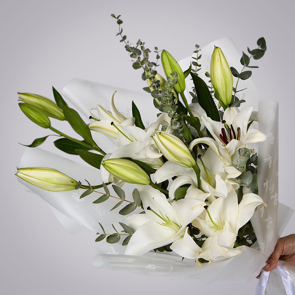 монобукет из белых лилий с эвкалиптом  
