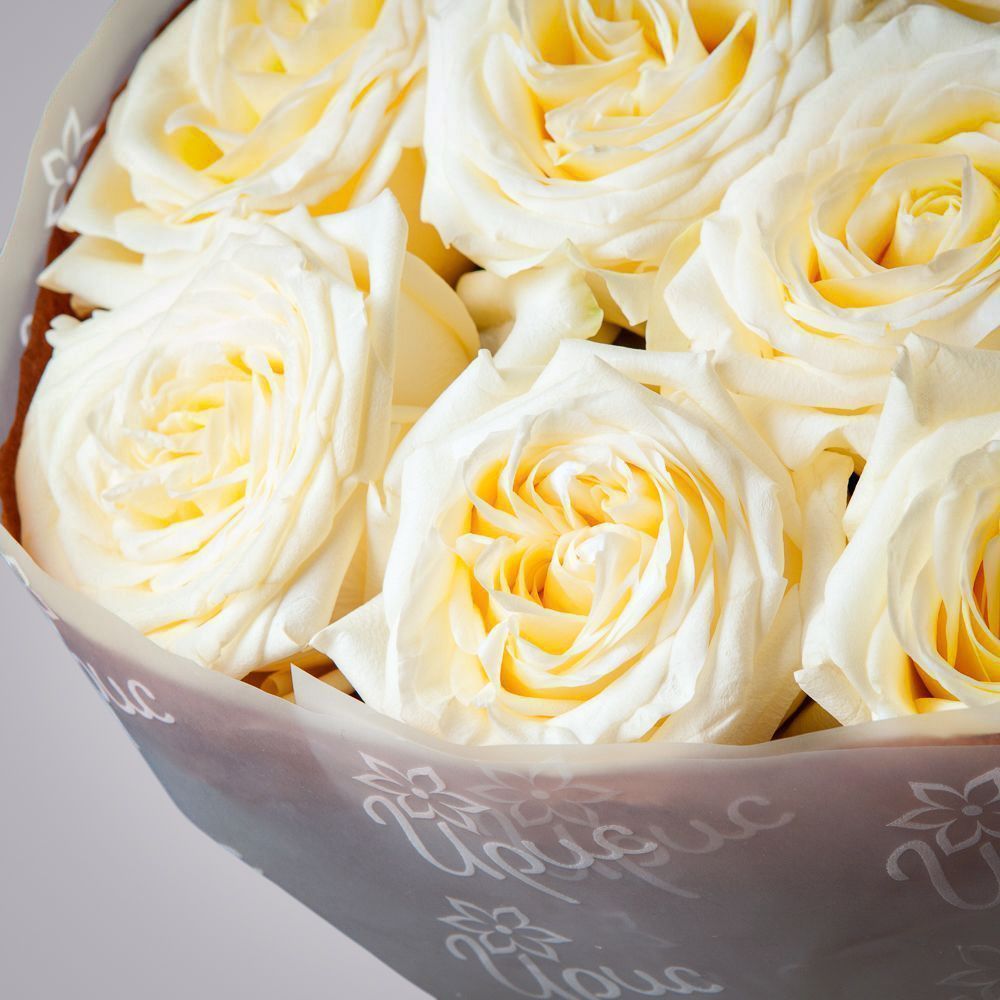 монобукет 9 пионовидных роз "candlelight" в бордовой упаковке с тишью 