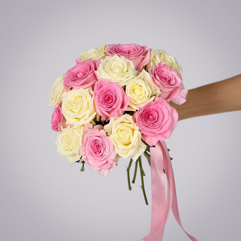 монобукет бело-розовый микс из 15 роз россия под ленту 1 