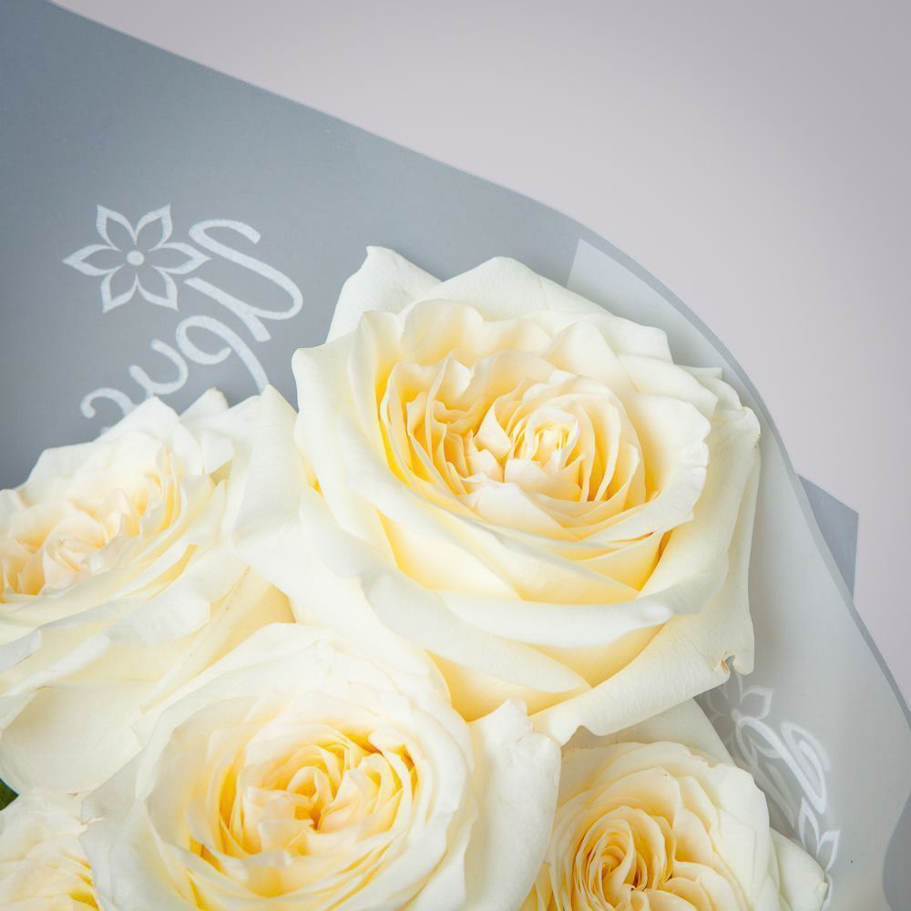 монобукет 5 пионовидных роз "candlelight" в упаковке 