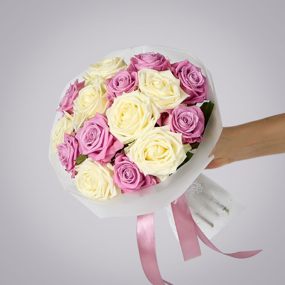 монобукет бело-розовый микс из 15 роз россия в упаковке 2 