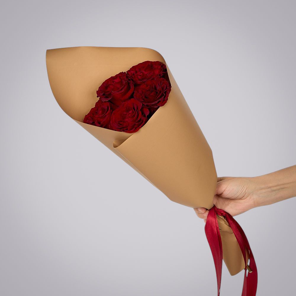 монобукет из 5 пионовидных роз "hearts" в упаковке 