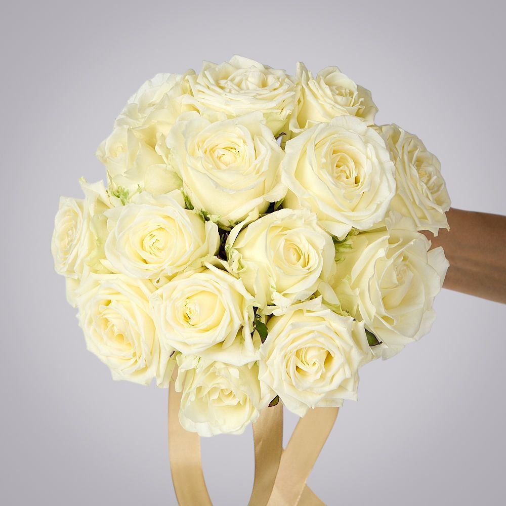 монобукет из 15 белых роз россия под ленту 