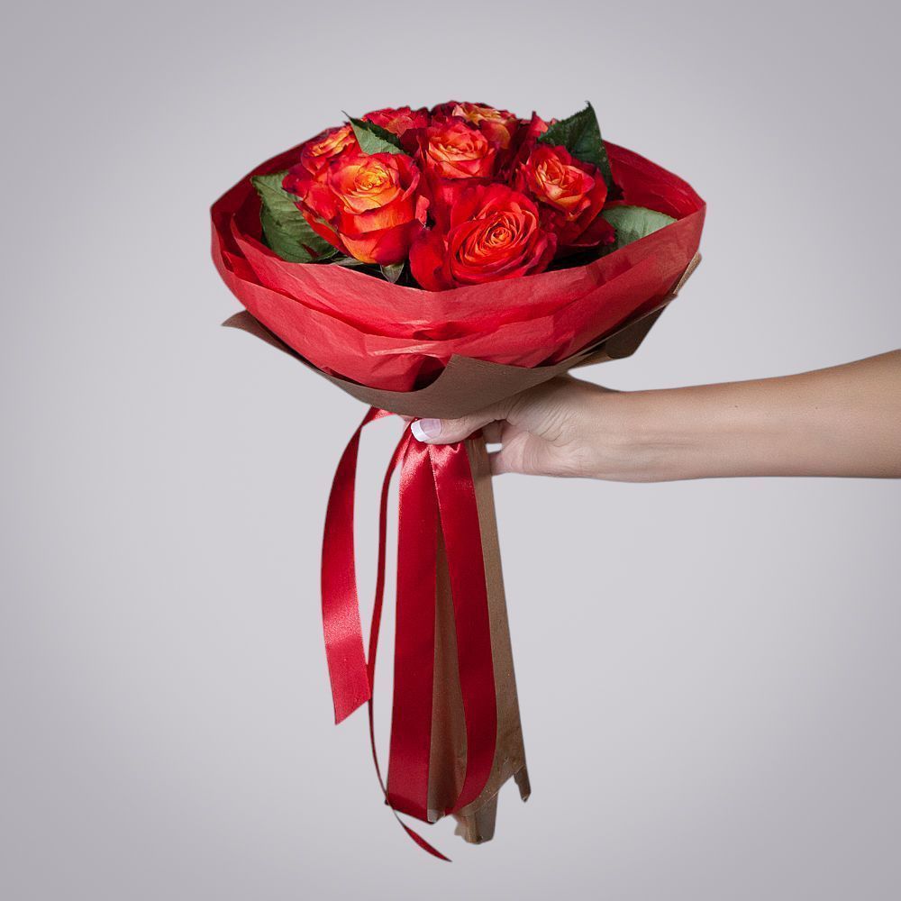 монобукет 9 роз "atomic" в упаковке с тишью 