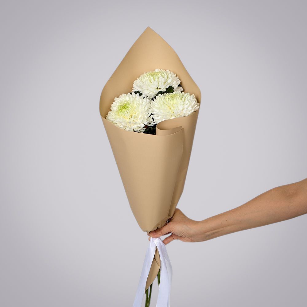 монобукет из 3 белых хризантем magnum в упаковке 