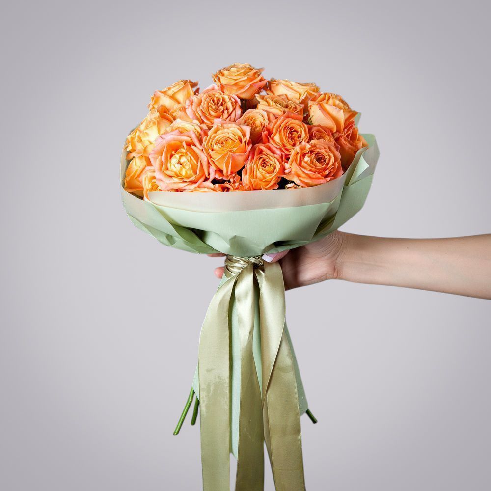 монобукет 11 кустовых роз "apricot lace" в упаковке  монобукет 11 кустовых роз "apricot lace" в упаковке