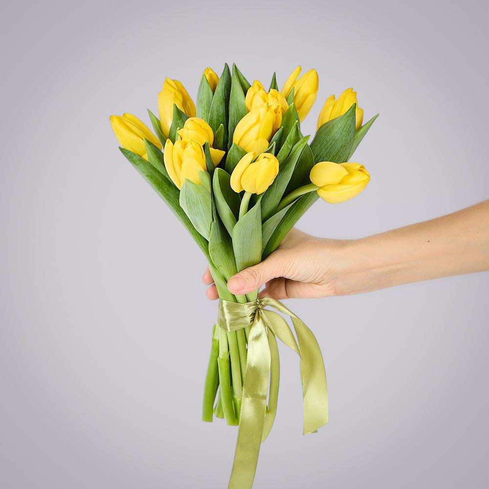 монобукет из 11 желтых тюльпанов под ленту 