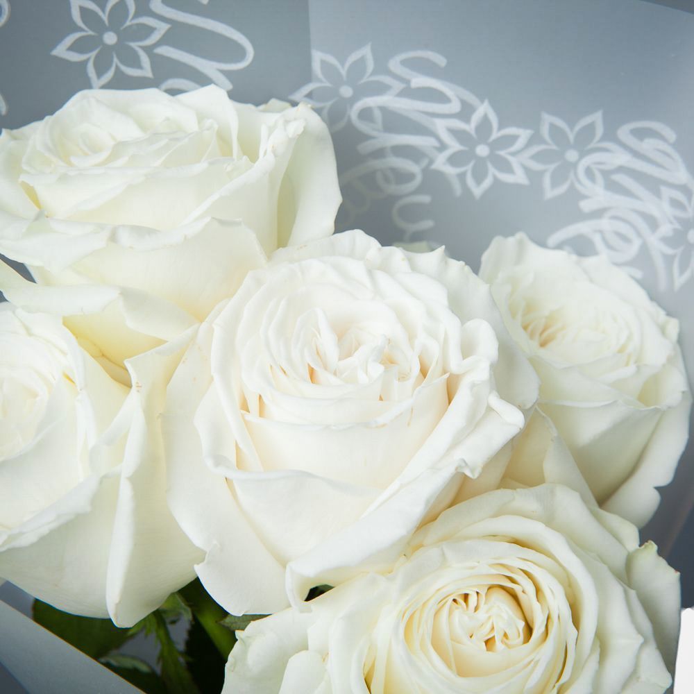 монобукет 5 пионовидных роз "playa blanca" в упаковке 