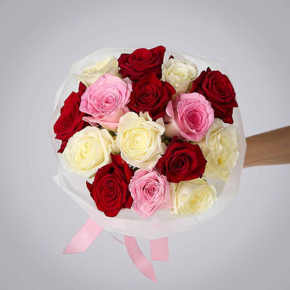 монобукет из 15 роз микс россия в упаковке  