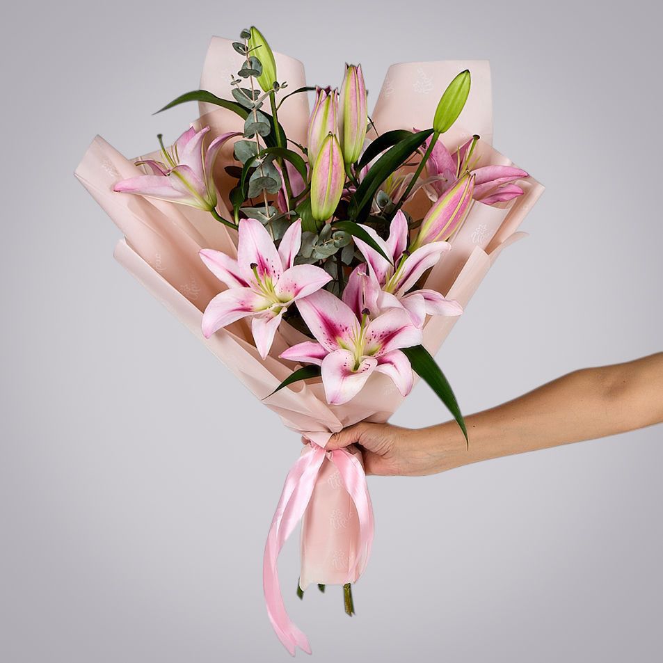 монобукет из розовых лилий с эвкалиптом 