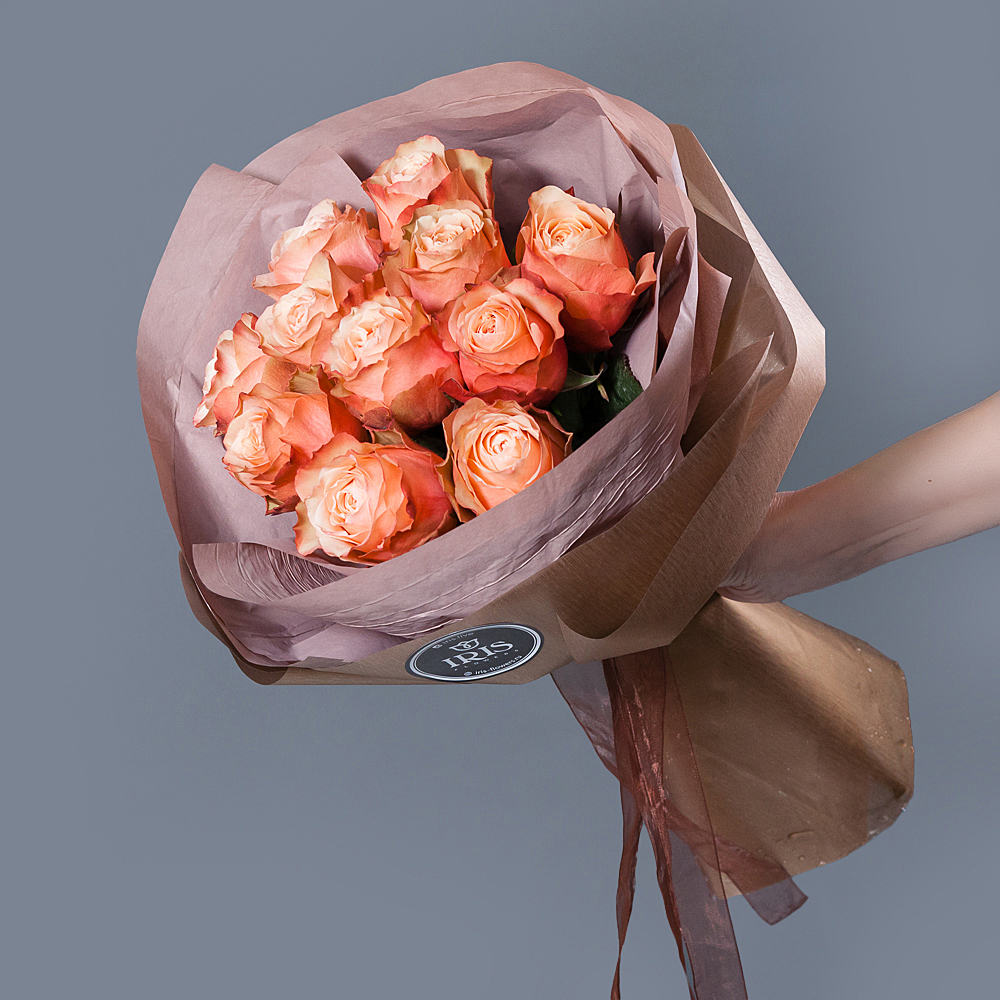 монобукет 11 роз "kahala" в упаковке с тишью 