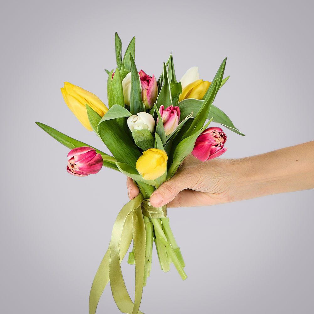 монобукет из 11 тюльпанов микс под ленту 