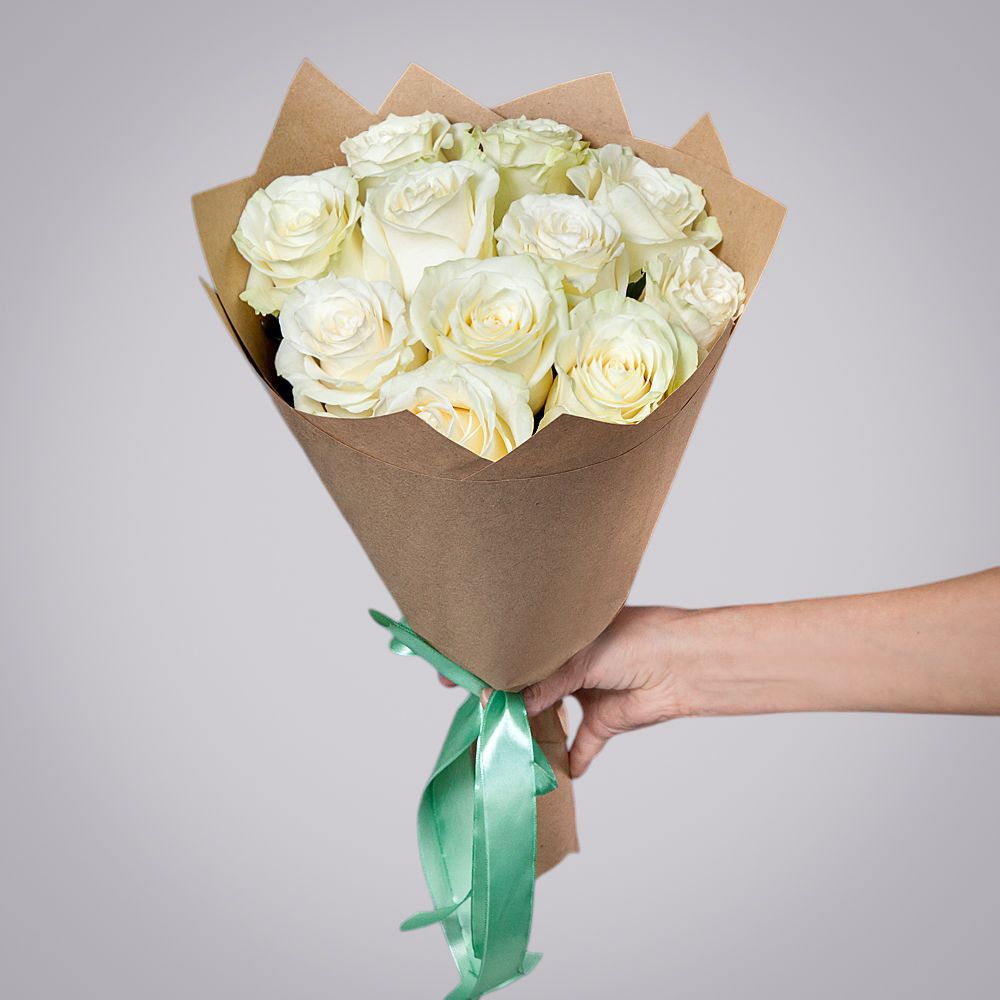 монобукет 11 роз mondial в крафте 