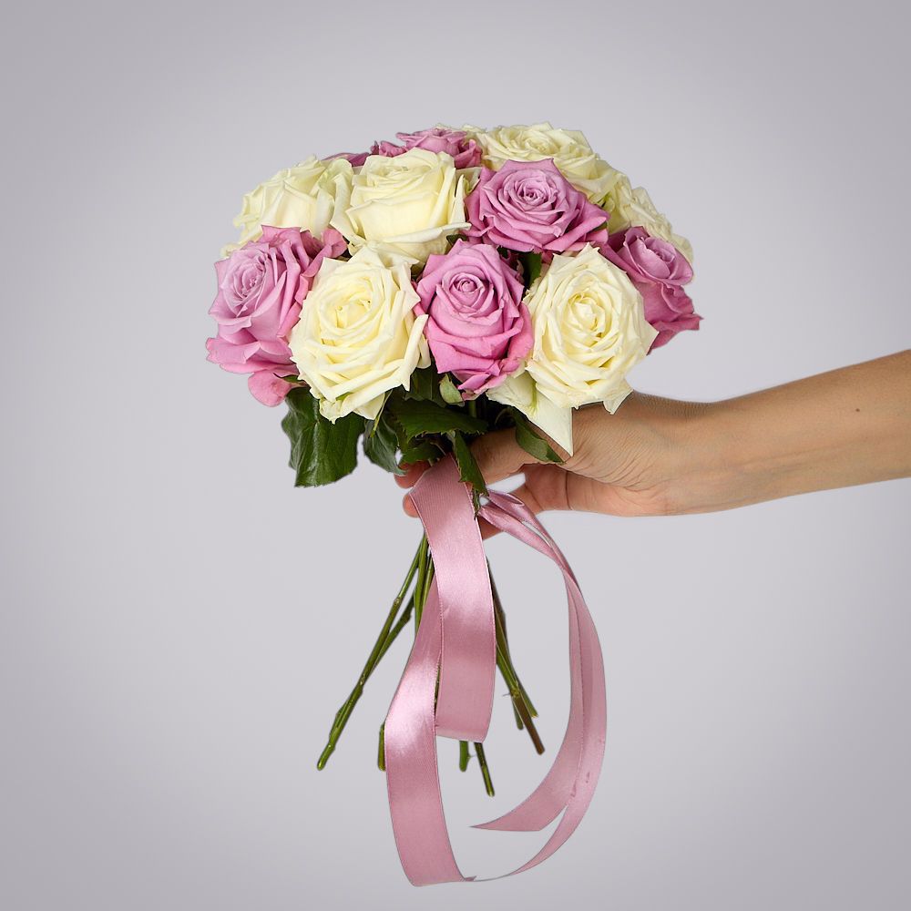 монобукет бело-розовый микс из 15 роз россия под ленту 2 