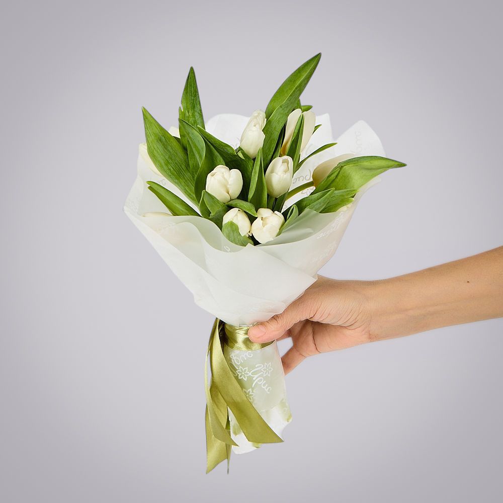 монобукет из 11 белых тюльпанов в упаковке 
