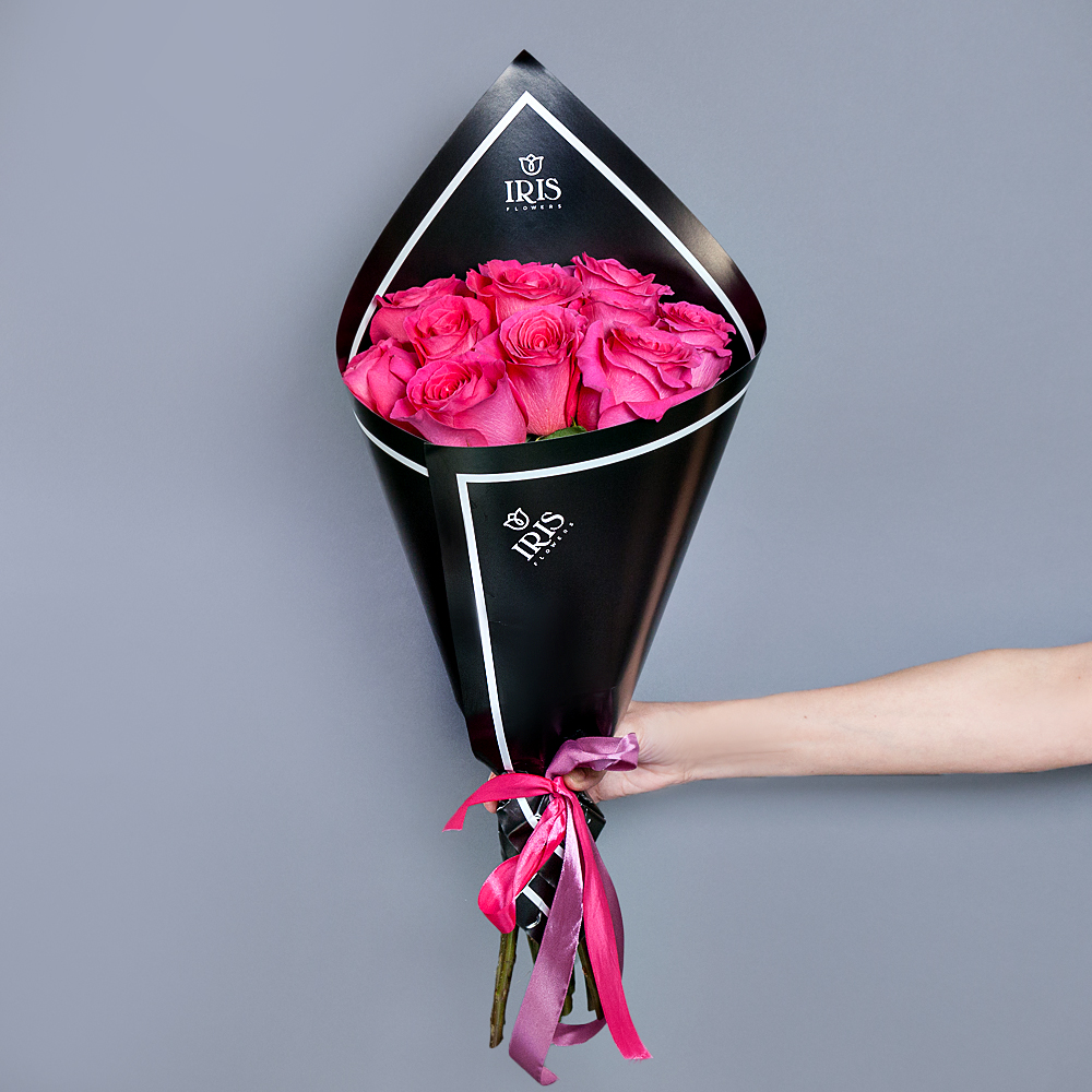 букет из 11 роз pink floyd в черном крафте 