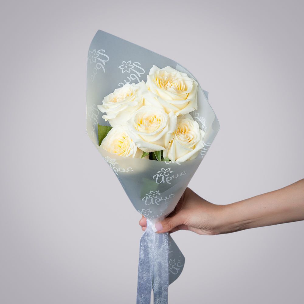 монобукет 5 пионовидных роз "candlelight" в упаковке 