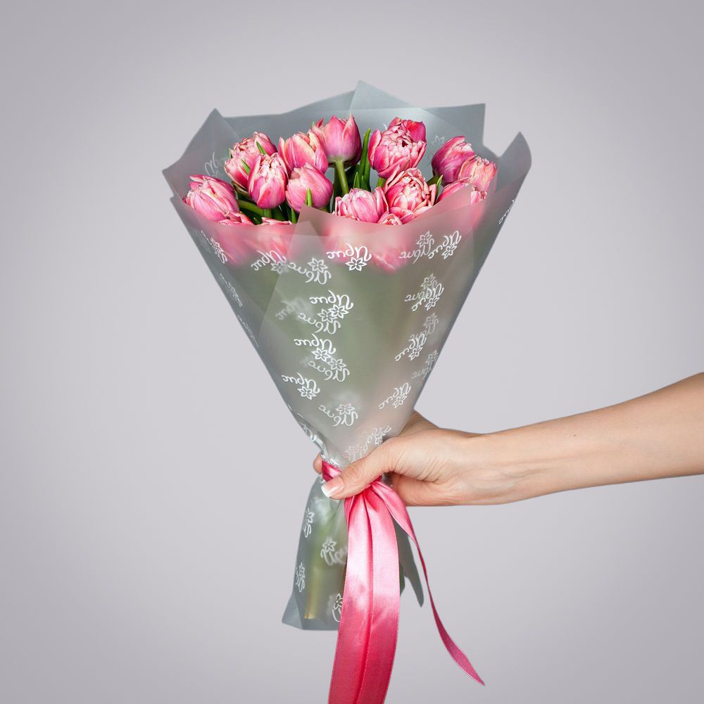 монобукет из 17 розовых тюльпанов в упаковке 