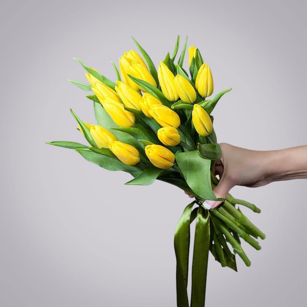 монобукет из 19 желтых тюльпанов 