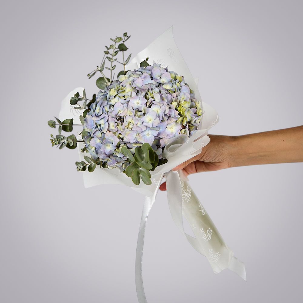 монобукет из голубой гортензии с эвкалиптом  