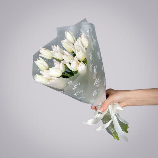 монобукет из 17 белых тюльпанов в упаковке 
