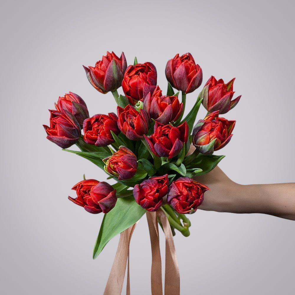 монобукет из 15 алых тюльпанов 