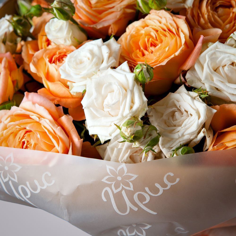 монобукет 9 кустовых роз в упаковке с тишью  монобукет 9 кустовых роз в упаковке с тишью