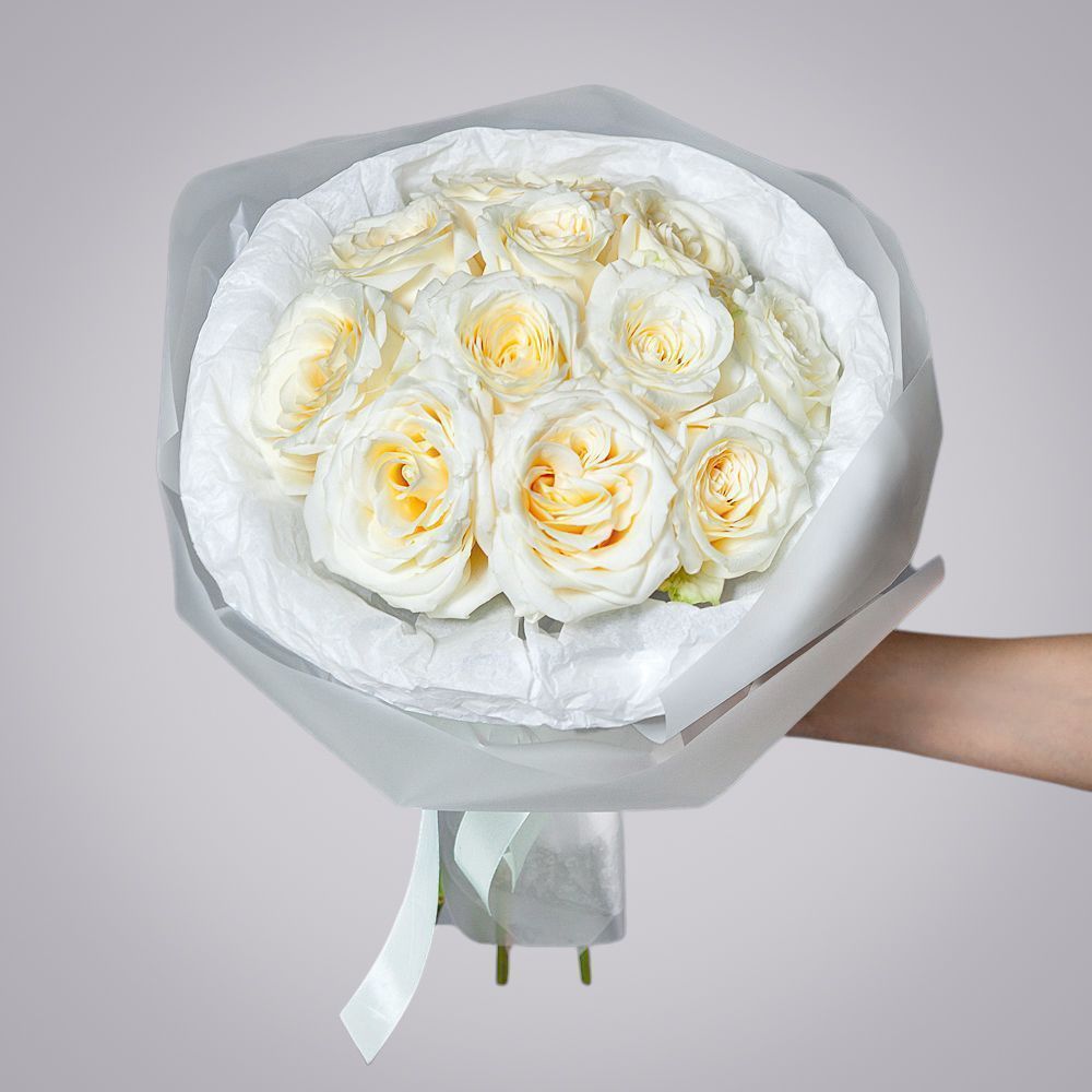 монобукет из 11 пионовидных роз "candlelight" в белой упаковке с тишью 
