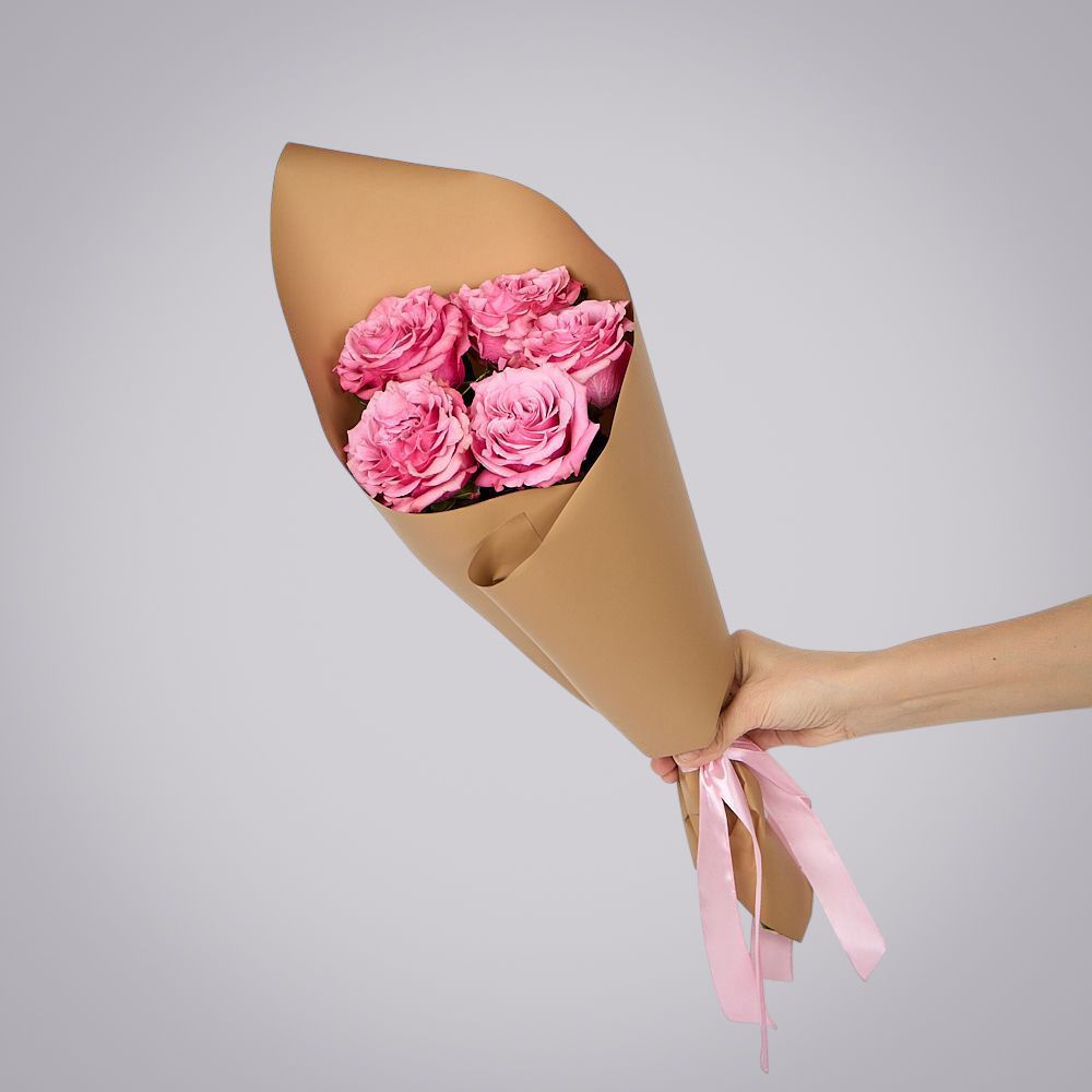 монобукет из 5 пионовидных роз “country blues” в упаковке 