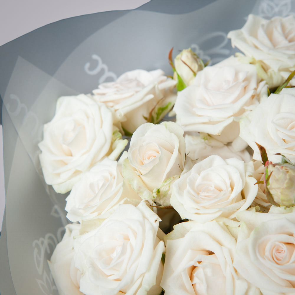 монобукет 5 кустовых роз "royal porcelaine" в упаковке 