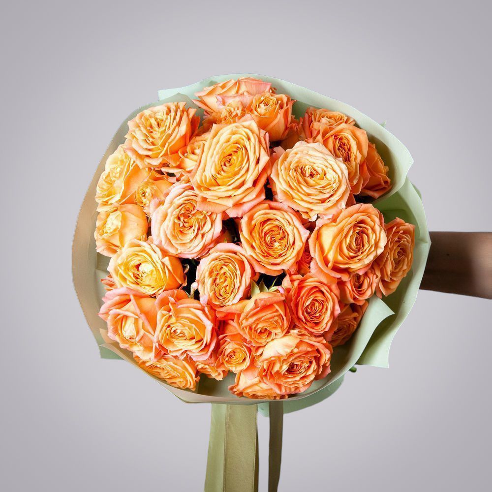 монобукет 11 кустовых роз "apricot lace" в упаковке  монобукет 11 кустовых роз "apricot lace" в упаковке
