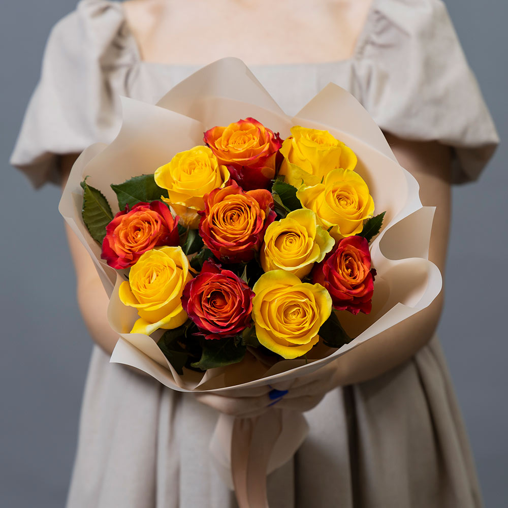 букет желто-оранжевый микс из 11  эквадорских роз 