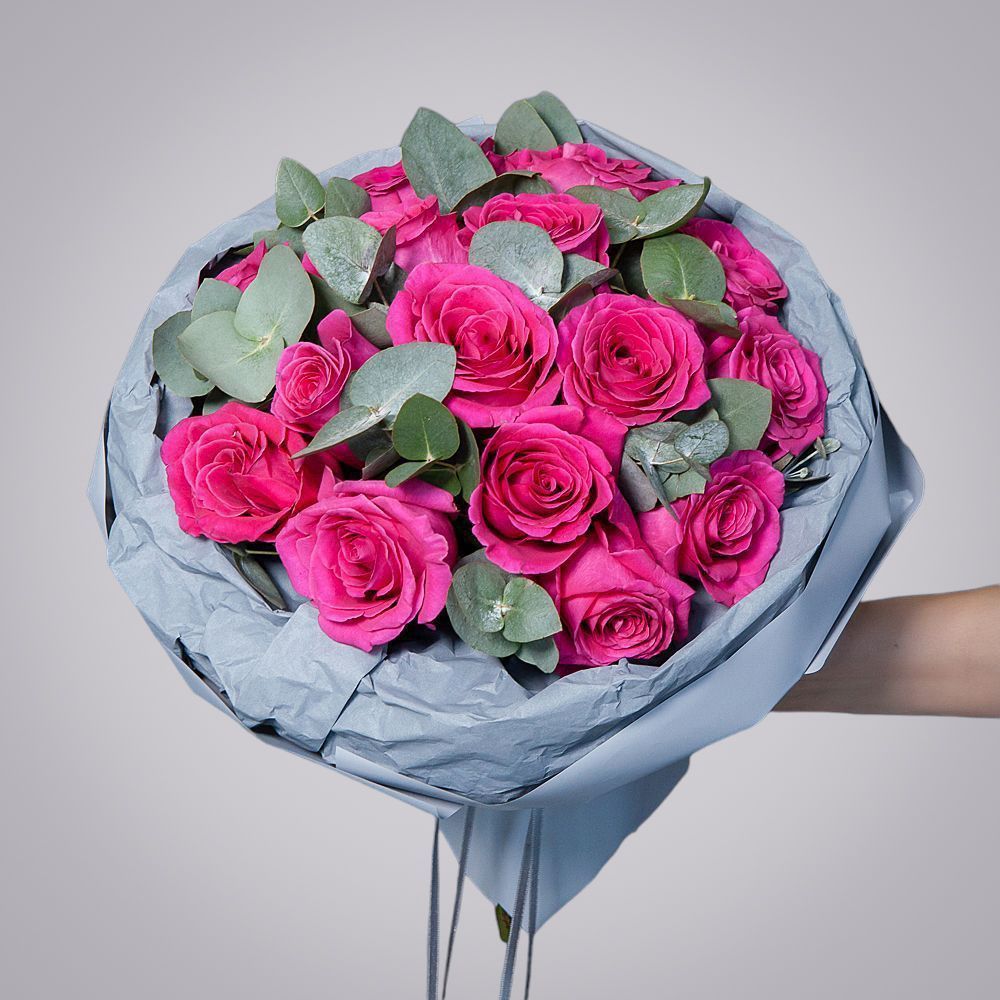 монобукет из 15 малиновых роз микс 3 в упаковке с тишью 