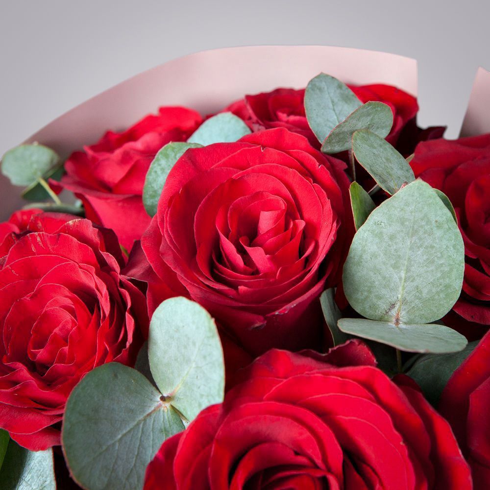 монобукет 11 роз chekmate в упаковке 