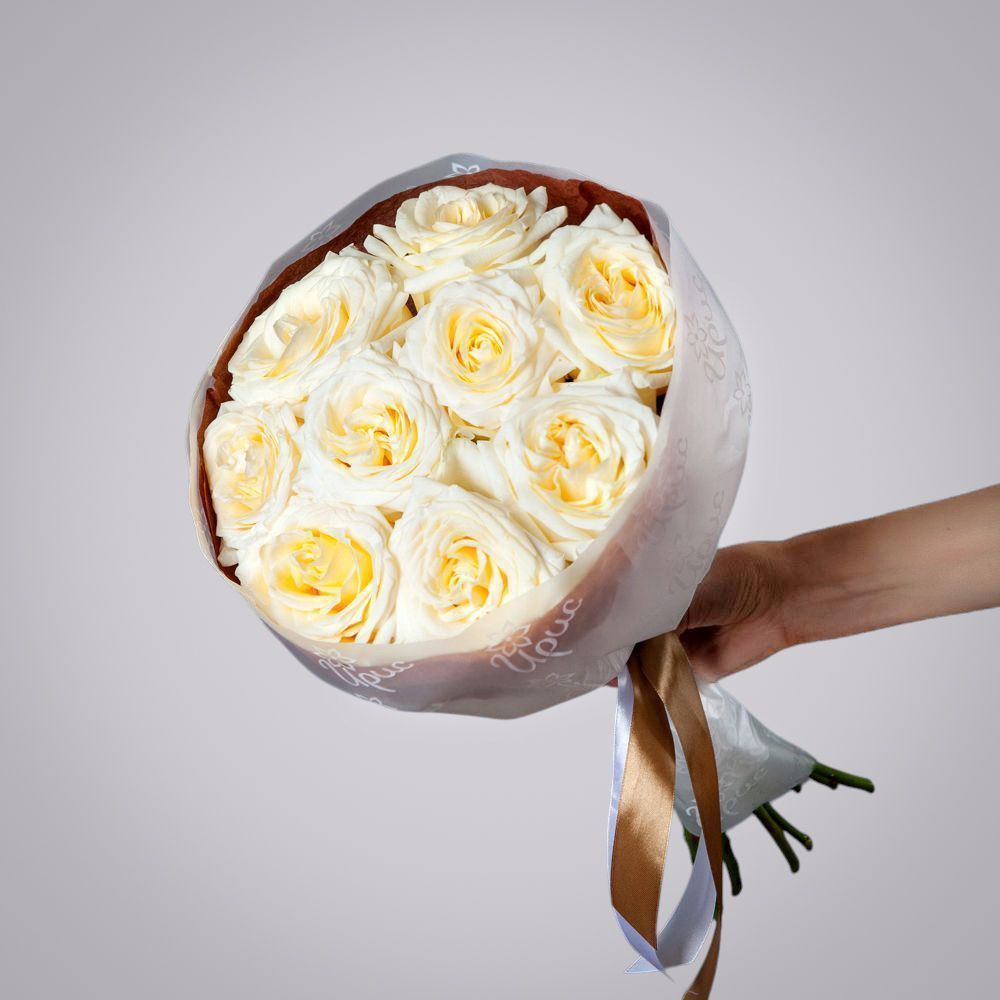 монобукет 9 пионовидных роз "candlelight" в бордовой упаковке с тишью 